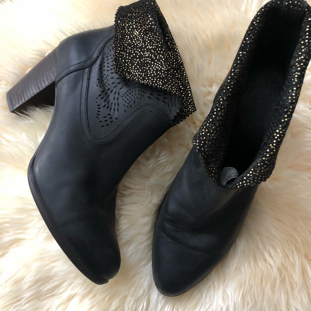 10 UGG Black & Gold Ankle Booties